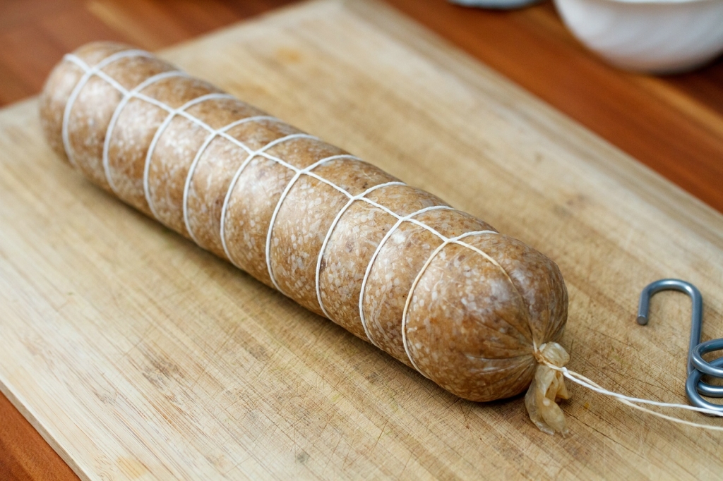 обвязка тяжелых колбасных батонов шпагатом