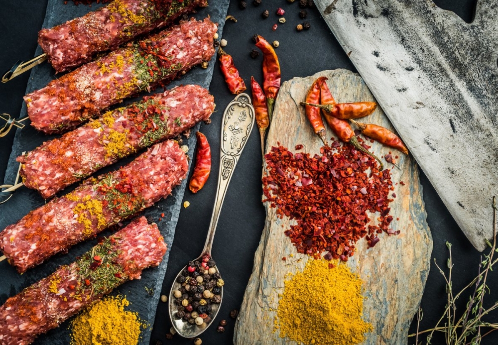 Какие приправы и специи используют при приготовлении домашней колбасы?